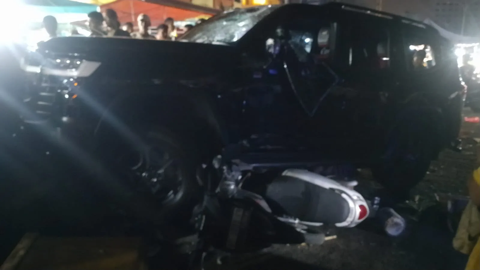 Diduga Microsleep, Land Cruiser Terobos Pasar Tos 3000 Jodoh