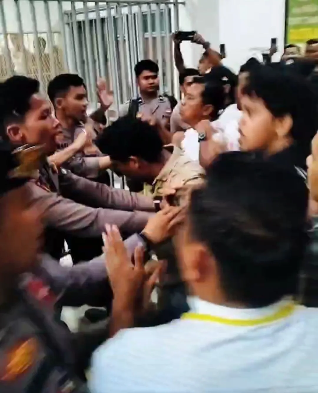 Empat Polisi Duduk di Kursi Terdakwa, Sidang Kasus Kematian Bripda Natanael Diwarnai Kericuhan